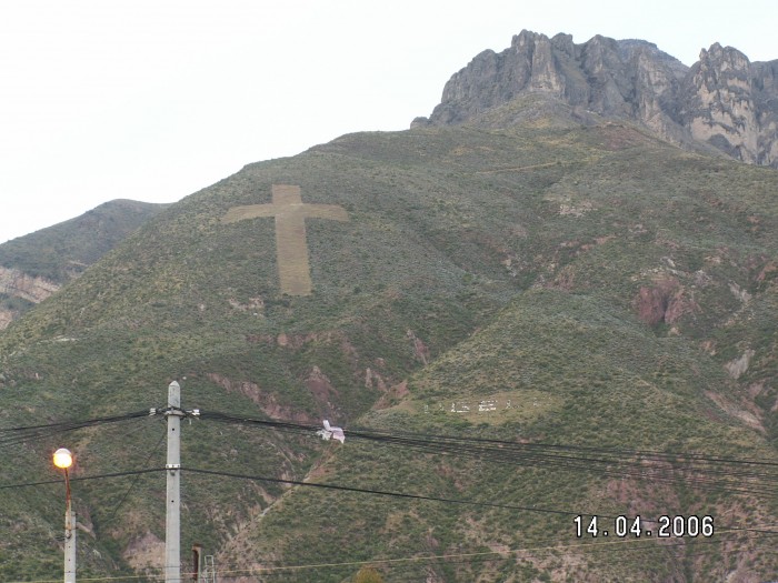 Potężny krzyż wycięty w zboczu góry w Chivay