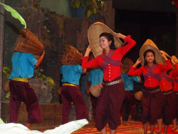 Kolacja z występami zespołów khmerskich