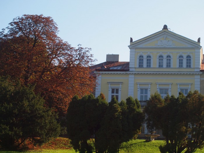 Pałac Raczyńskich w kolorach jesieni