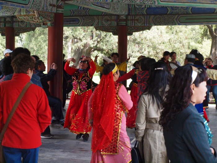 Rozrywka mieszkańców Pekinu na terenie Świątyni - tańce