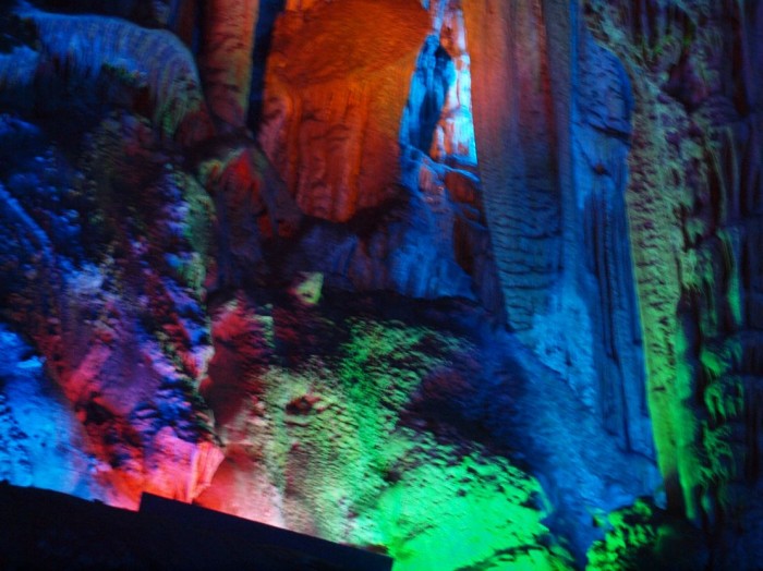 Zwiedzamy Jaskinie Trzcinowego Fletu - kolorowo oświetlona