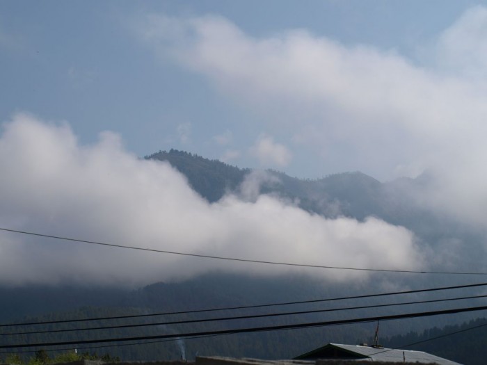 Jedziemy do Trongsa. Poranne mgły w Dolinie Czokhor