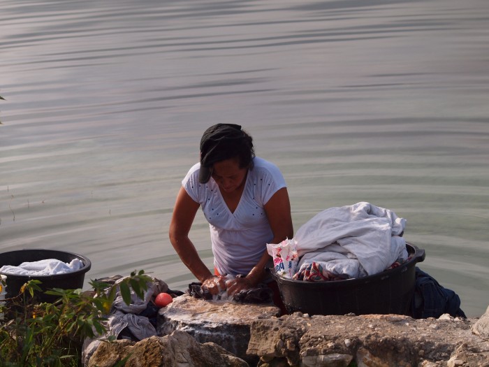 W drodze - pranie w jeziorze Petén Itzá
