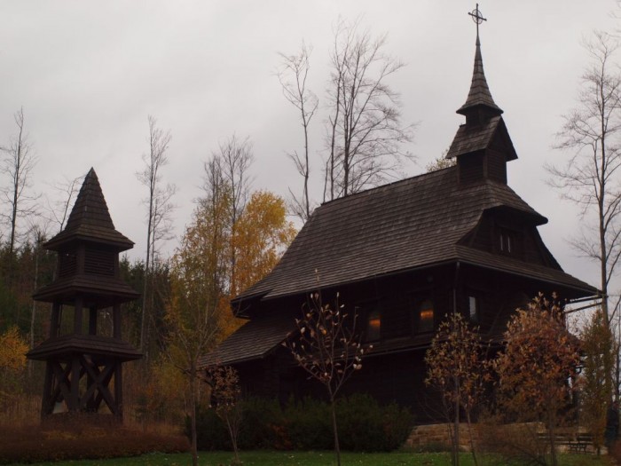 Drewniana kaplica i dzwonnica