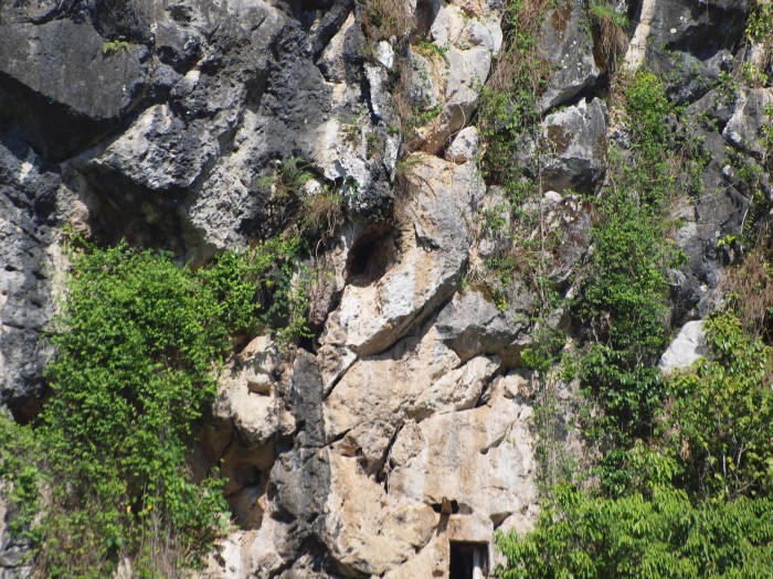 Londa - trumny w skałach