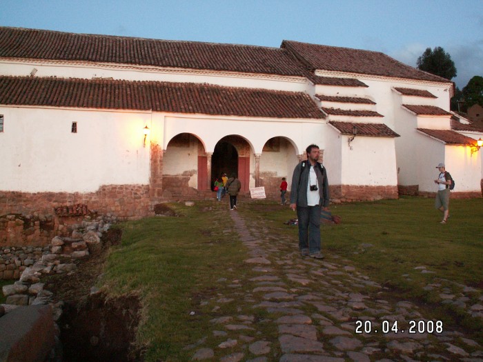 .Zabytkowy kościół w Chincheros przed godz. 18