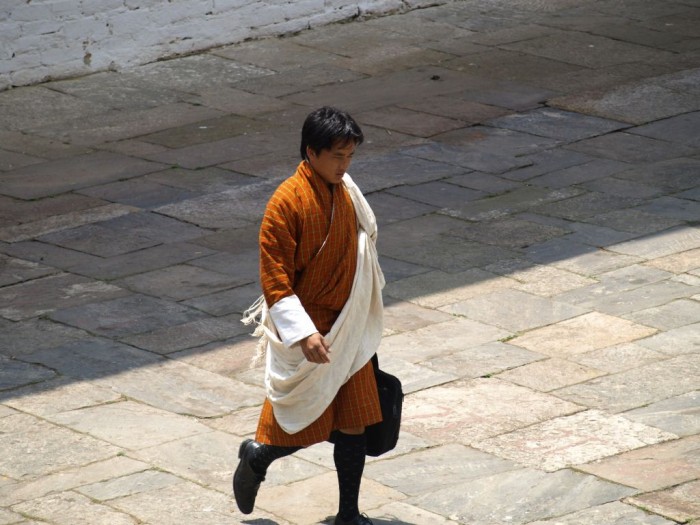 Bhutańczyk w stroju GO udaje się do pracy w Dzongu