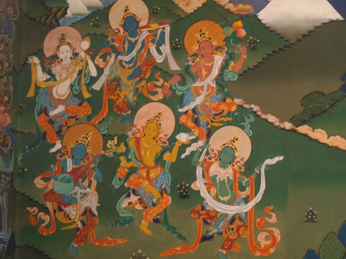 Liczne malowidła w podcieniach korytarzy Dzongu