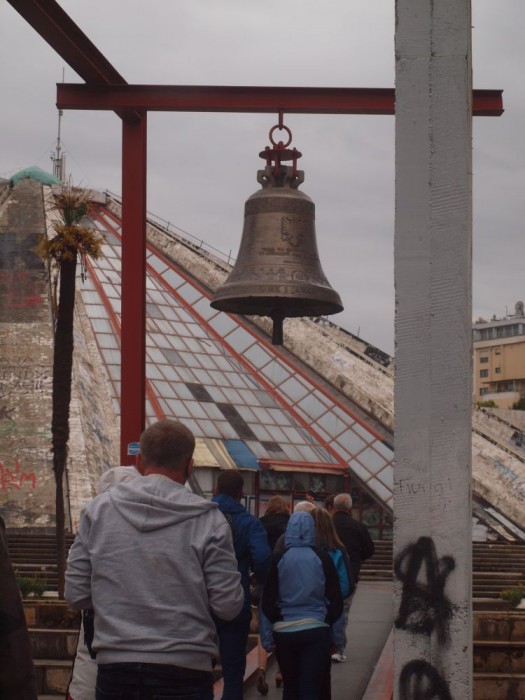 Dzwon koło piramidy