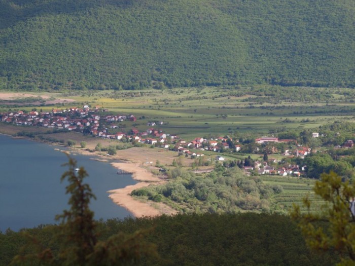 Wieś nad jeziorem