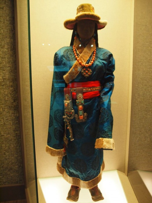Muzeum w Szanghaju - stroje ludów chińskich