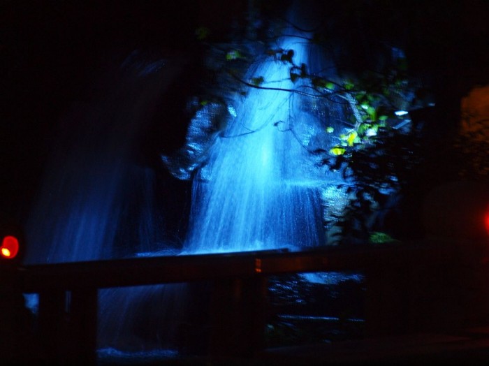 Guilin - wieczorem  wodospad