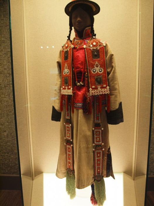 Muzeum w Szanghaju - stroje ludów chińskich