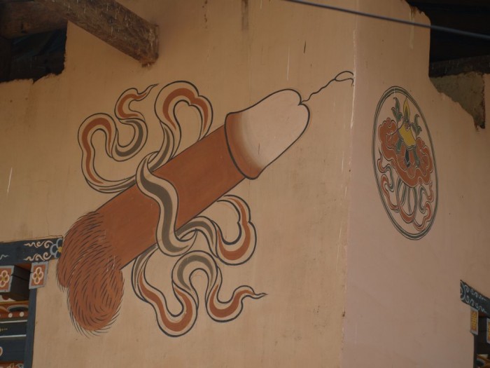 Symbol płodności wymalowany na murze domu