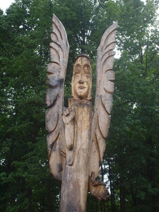 Drewniany anioł przy wjeździe do Olsztyna