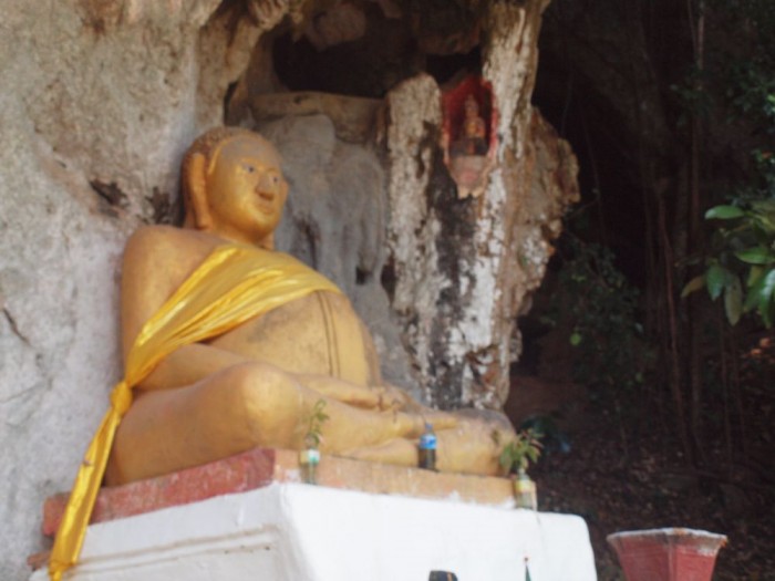 Budda przed jaskinią