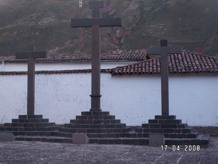 Trzy krzyże obok kościoła