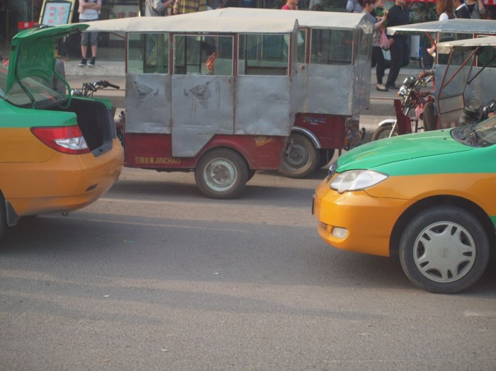 Ulice Xian - taksówki samochodowe i motocyklowe