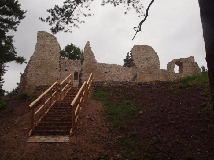 Ruiny zamku - kościoła w Bydlinie