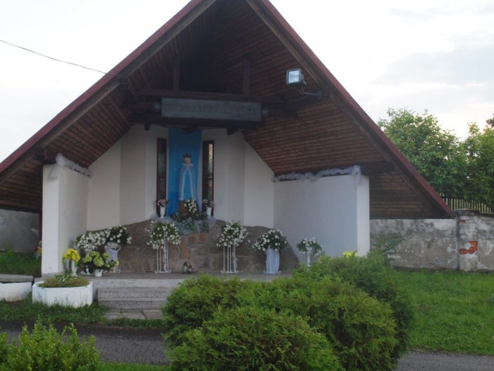 Kapliczka przy kościele