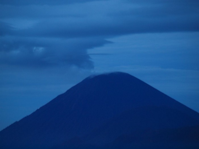 Godzina 4, samochody terenowe i wyjazd obserwować wulkany