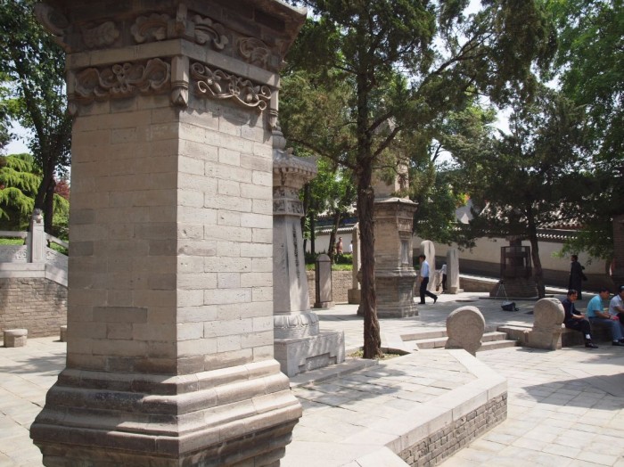 Cmentarz buddyjski - urny z prochami zamurowane w kolumnach