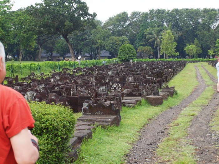 Resztki świątyń i kaplic obok Świątyni Prambanan