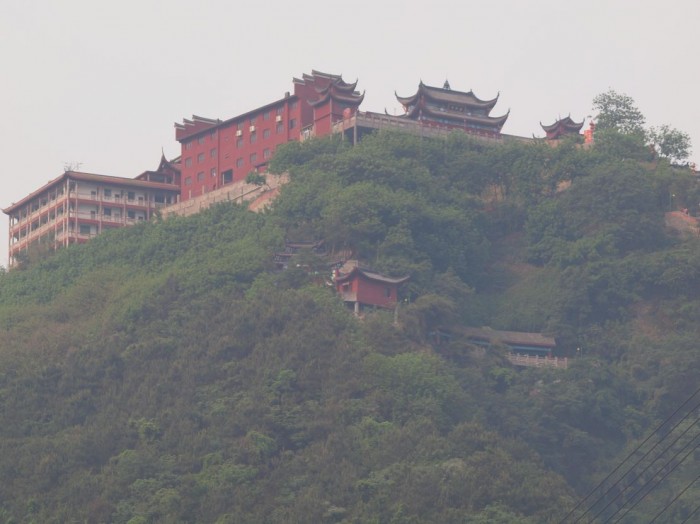 Poranek na Jangcy - świątynie na wzgórzu