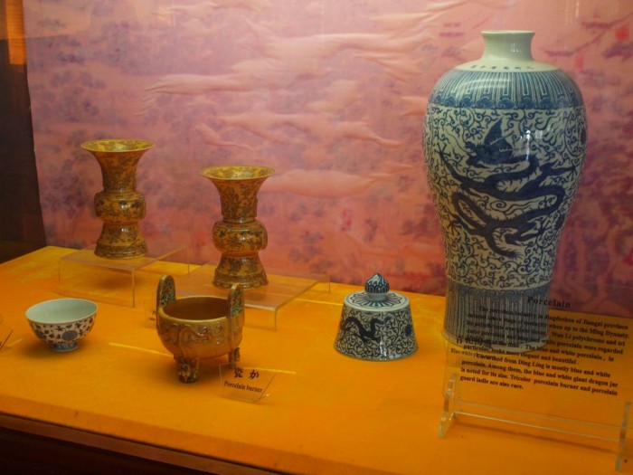 Grobowce Cesarzy z Dynastii  Ming - naczynia z okresu panowania Dynastii