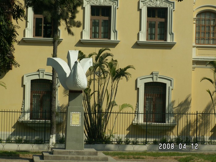 Rzeźba przed budynkiem