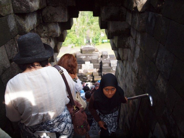 Świątynia Borobudur - schody na kolejne poziomy