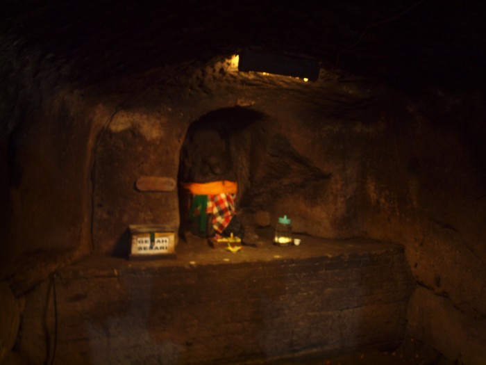 Świątynia Goa Gajah - jaskinia