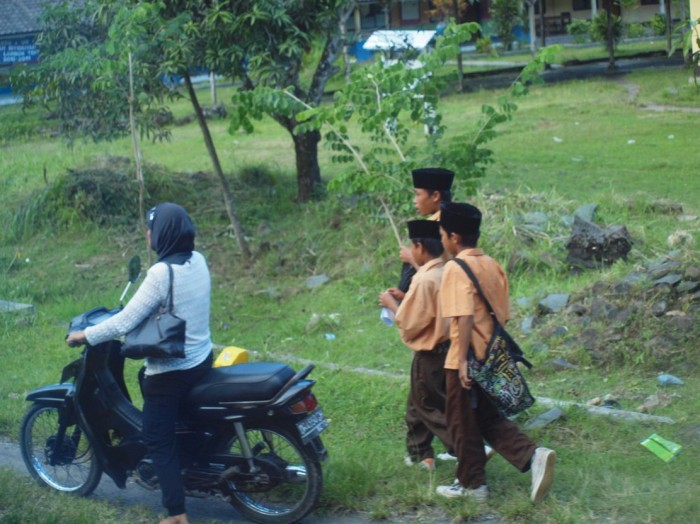 Dzieci w drodze ze szkoły