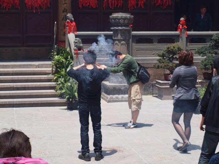 Zwiedzamy Świątynie Nefrytowego Buddy - palenie kadzideł