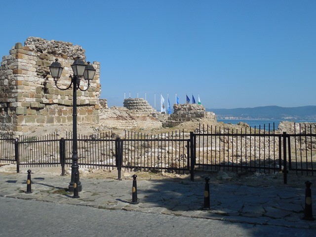 miasto otaczałją riuny starożytnych fortyfikacji z czasów greckich
