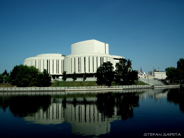 Budynek Opery Nova - widok z Wyspy Młyńskiej