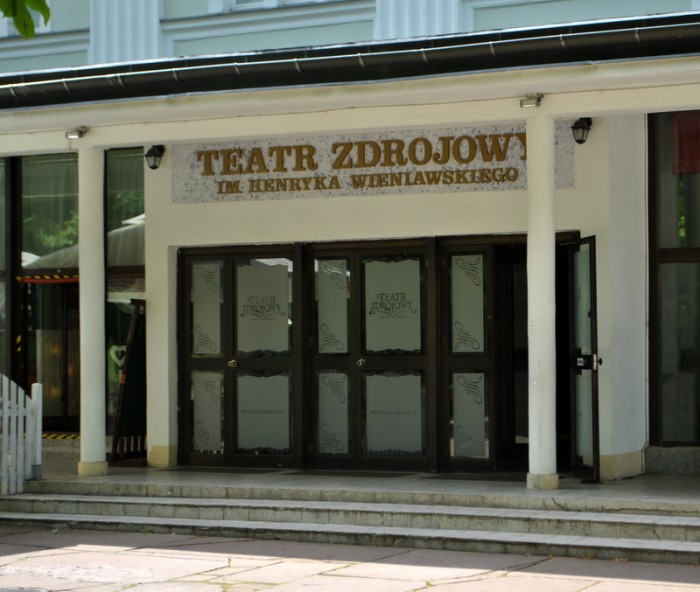 Teatr Zdrojowy im. H. Wieniawskiego od parku