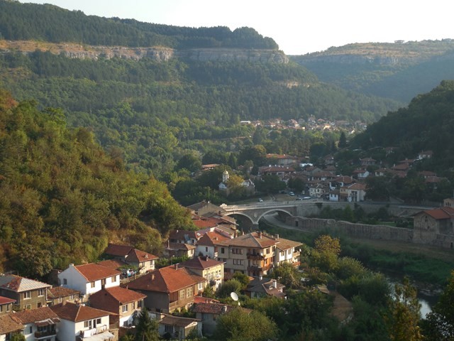 Wielkie Tyrnowo - jedno z najstarszych miast w Bułgarii, historycznie trzecia stolica państwa, położone jest u podnóży Starej Płaniny nad rzeką Jantrą