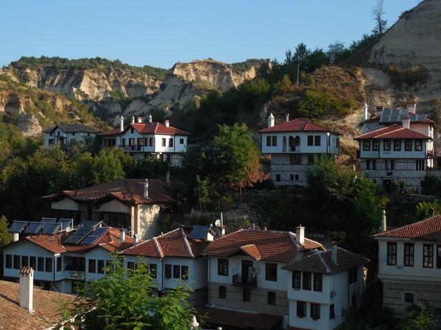 Melnik  to najmniejsze miasto w Bułgarii, położone na skraju piaskowcowego płaskowyżu gór Pirin