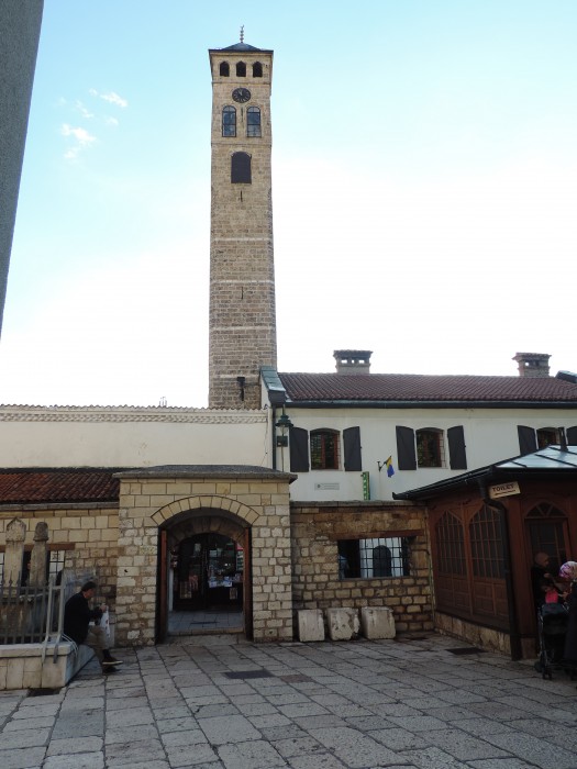 Sahat Kula czyli wieża zegarowa meczetu Gazi Husrev-Bega