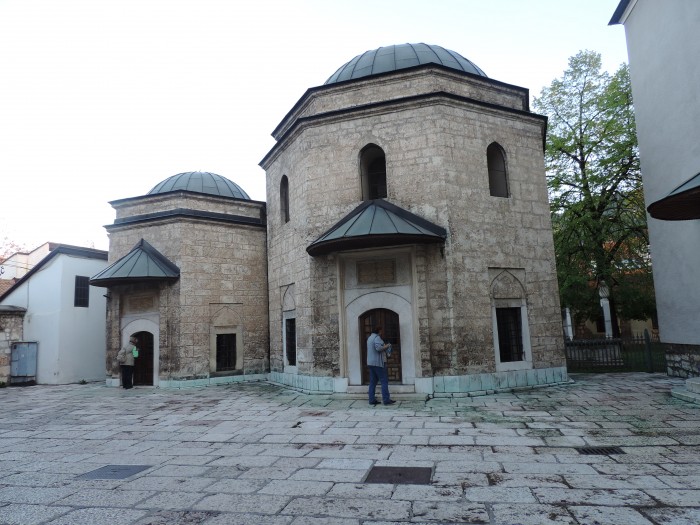 Mauzoleum Gazi Husrev-Bega (z przodu) i Murat-Bega (z tyłu)