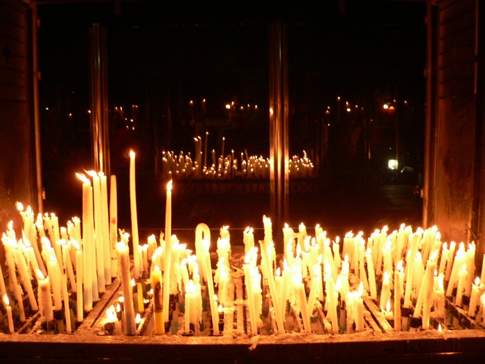 Ofiarowane przez pielgrzymów świece