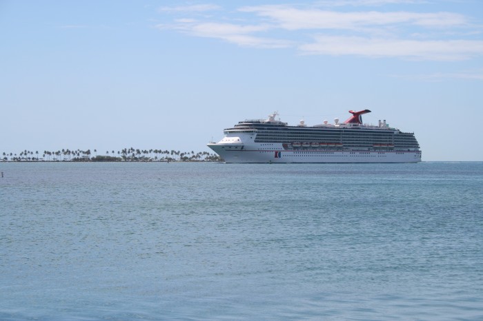 Statek pasażerski zmierzający do portu w San Juan