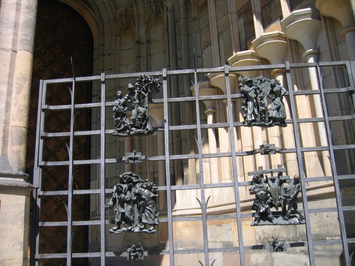 Znaki zodiaku na bramie bocznej Katedry