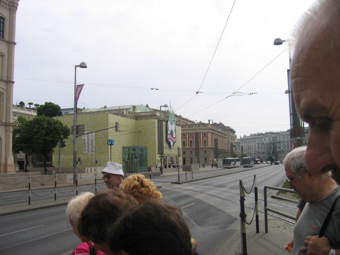 Wiedeńska Opera Państwowa (po prawej)
