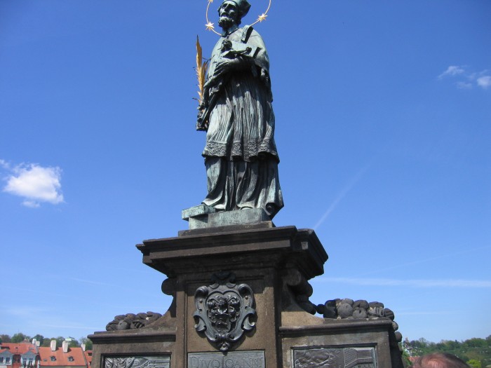 Figura św. Jana Nepomucena na moście Karola
