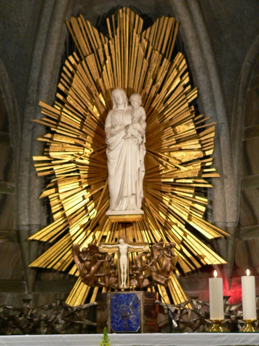 Ołtarz większy zadedykownany Maryi Dziewicy w Krypcie Bazyliki
